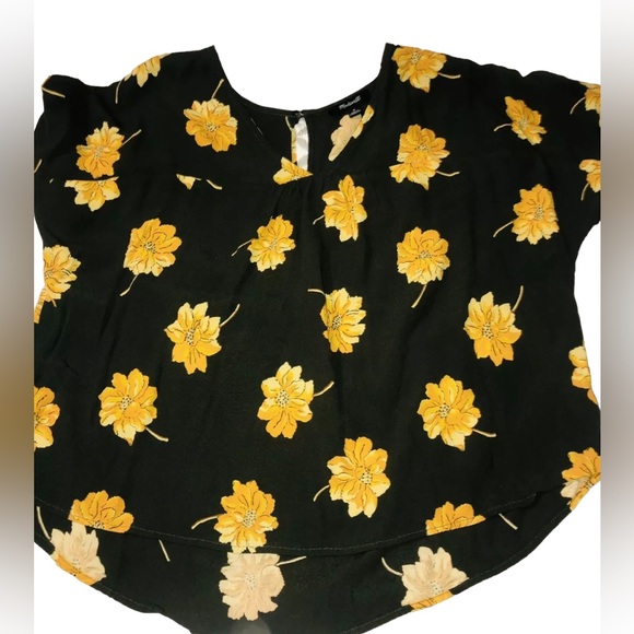 MADEWELL Black with yellow floral design short sleeved top. Size: Medium - Picture 2 of 5
